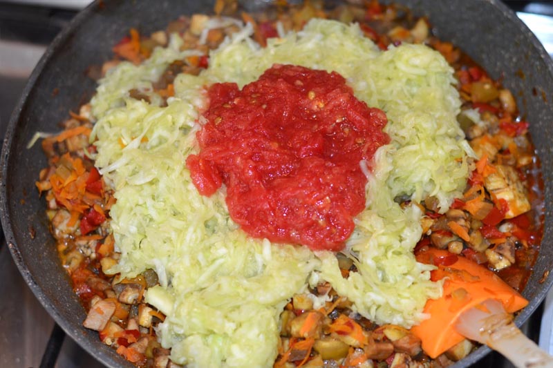 Вкусная  баклажанная икра с овощами на сковороде