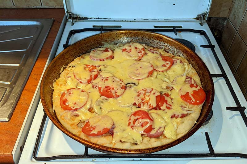 Как приготовить пиццу с помидорами и копчёной колбасой в духовке